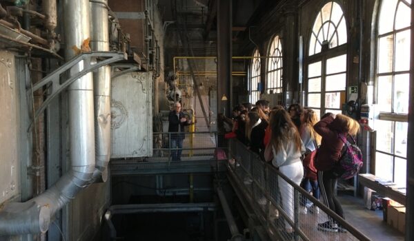 Alumnes de FEDAC Sant Andreu aprenen sobre el patrimoni industrial del barri a través del projecte Patrimonia'm del MUHBA.