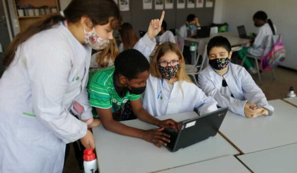 Alumnes de l'escola FEDAC Salt treballen cooperativament en el projecte Llengües Vives tot preparant el programa de ràdio 