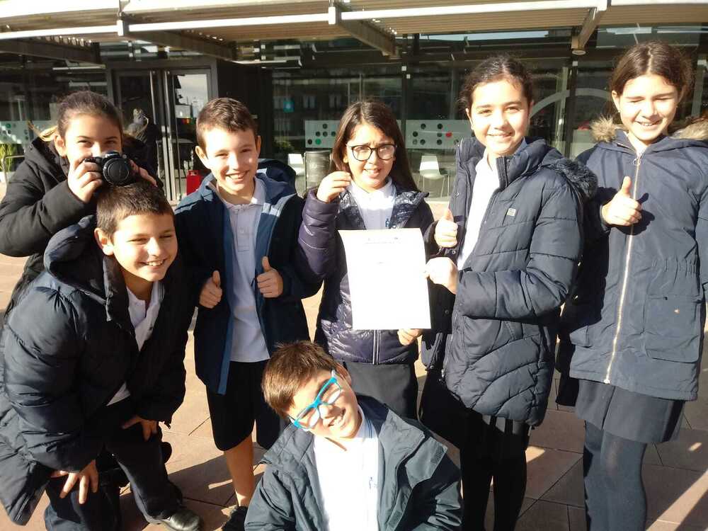 Un dels primers passos del projecte CuEmE que segueixen els alumnes de l'escola FEDAC Castellar és anar a registrar la seva cooperativa a l'Ajuntament.