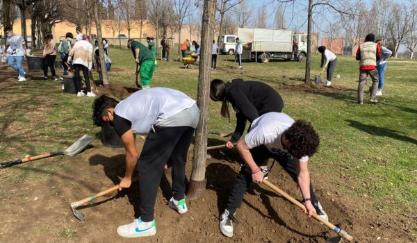 Alumnes de 4t d'ESO de l'escola FEDAC Vic treballen la metodologia de l'aprenentatge basat en projectes (ABP) al parc Era d'en Sellés de la capital d'Osona.