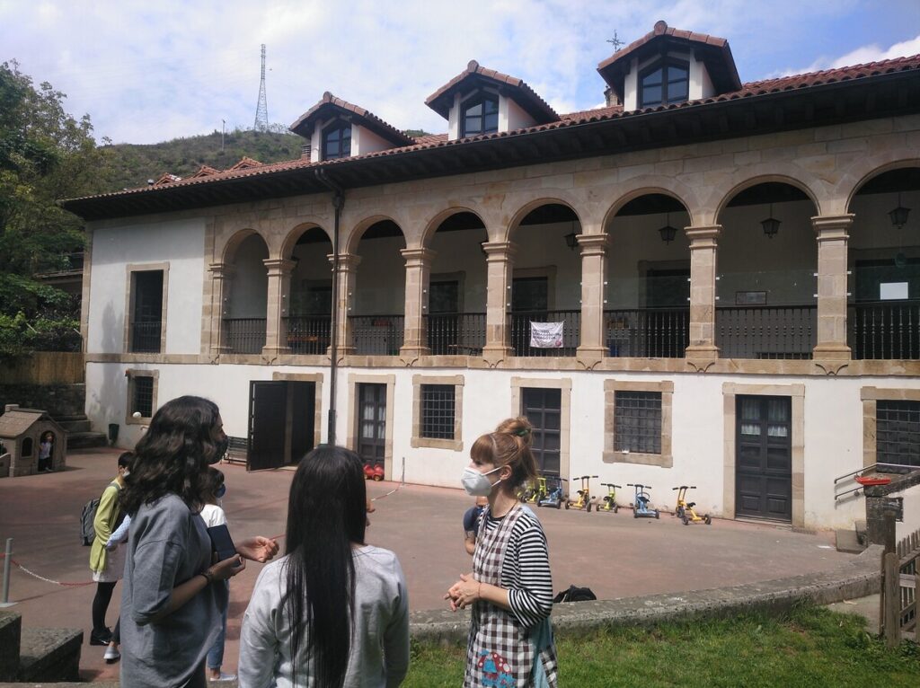 Educadors FEDAC visiten l'Arizmendi Ikastola al País Basc.