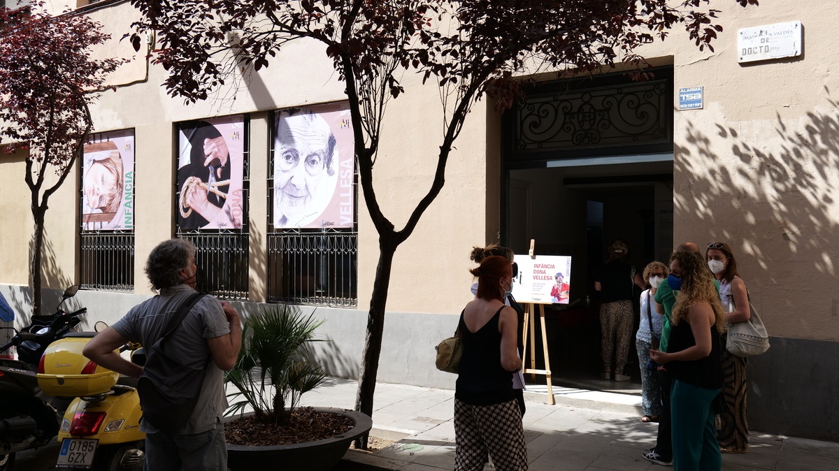 L'exposició sobre dona, infància i vellesa de Siro López, vinculada al projecte "Més ART a les escoles", impulsat per la FEDAC, es pot veure del 15 de juny al 15 de juliol al carrer del Doctor Dou 21 de Barcelona.