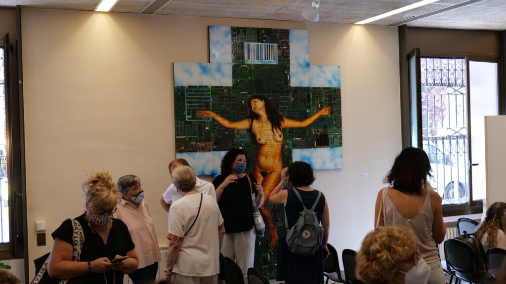 "Tot s'ha consumit - Tot s'ha consumat" és una de les obres de Siro López que es pot contemplar a l'exposició al Raval de Barcelona, en el marc del projecte "Més ART a les escoles".