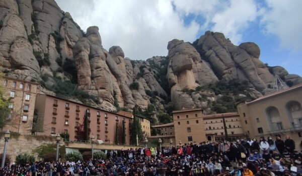 Alumnes de 3r de secundària de les escoles FEDAC durant la 15a Pujada a Montserrat.