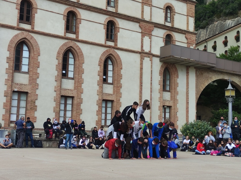 Els alumnes de 3r de secundària fan un castell humà com a símbol de la unitat de les escoles FEDAC durant la 15a Pujada a Montserrat.