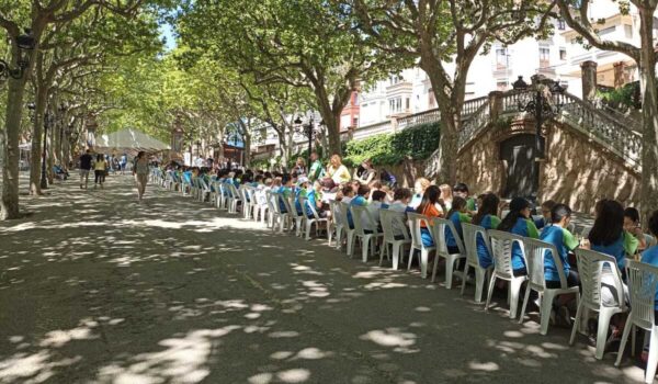 1a trobada d'escacs #esckmat de les escoles FEDAC. Nens i nenes de 16 escoles FEDAC juguen a escacs al passeig de la Indústria de Berga.