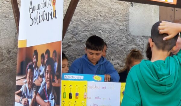 Alumnes de primària de l'escola FEDAC Prats venen els productes que han creat en el projecte d'emprenedoria CuEmE. Els diners aniran a projectes de desenvolupament de la Fundació Anunciata Solidària (FASOL).