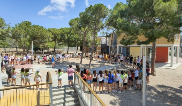 Alumnes i exalumnes de les escoles FEDAC a les colònies CREC 2023 a Calafell.