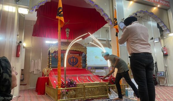 Les escoles FEDAC visitem un temple sikh durant La nit de les religions de Barcelona.