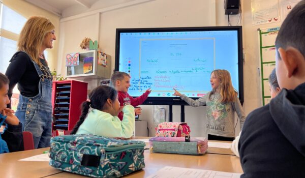 Alumnes d'educació primària de l'escola FEDAC Vic practicant l'oratòria a l'aula.