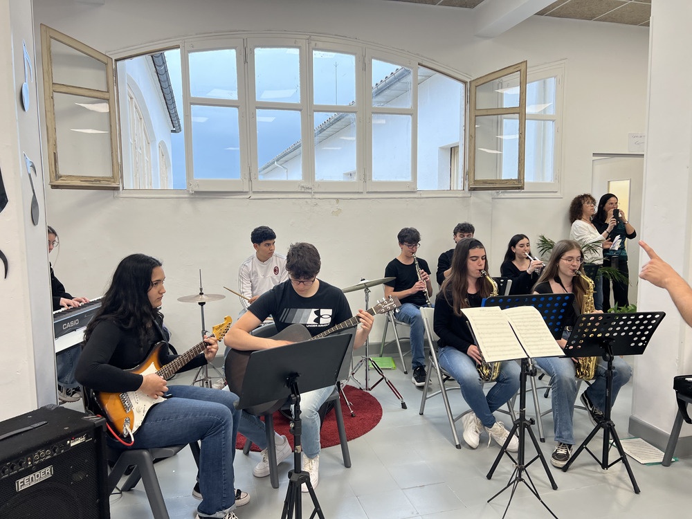Alumnes de l'escola de música Music'art 21 de Pineda de Mar actuant a la 1a Jornada +ART 25+1 celebrada a FEDAC Vic.