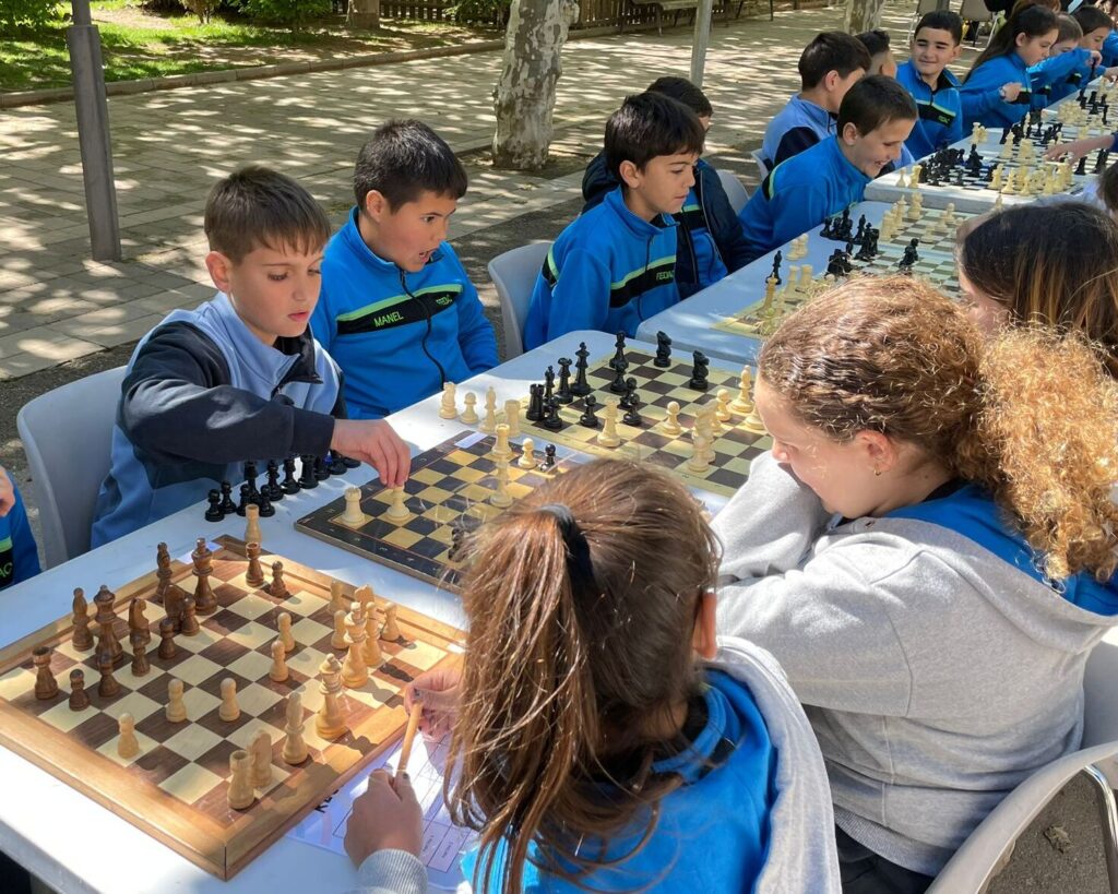 Alumnes durant una trobada de les escoles FEDAC per jugar a escacs.