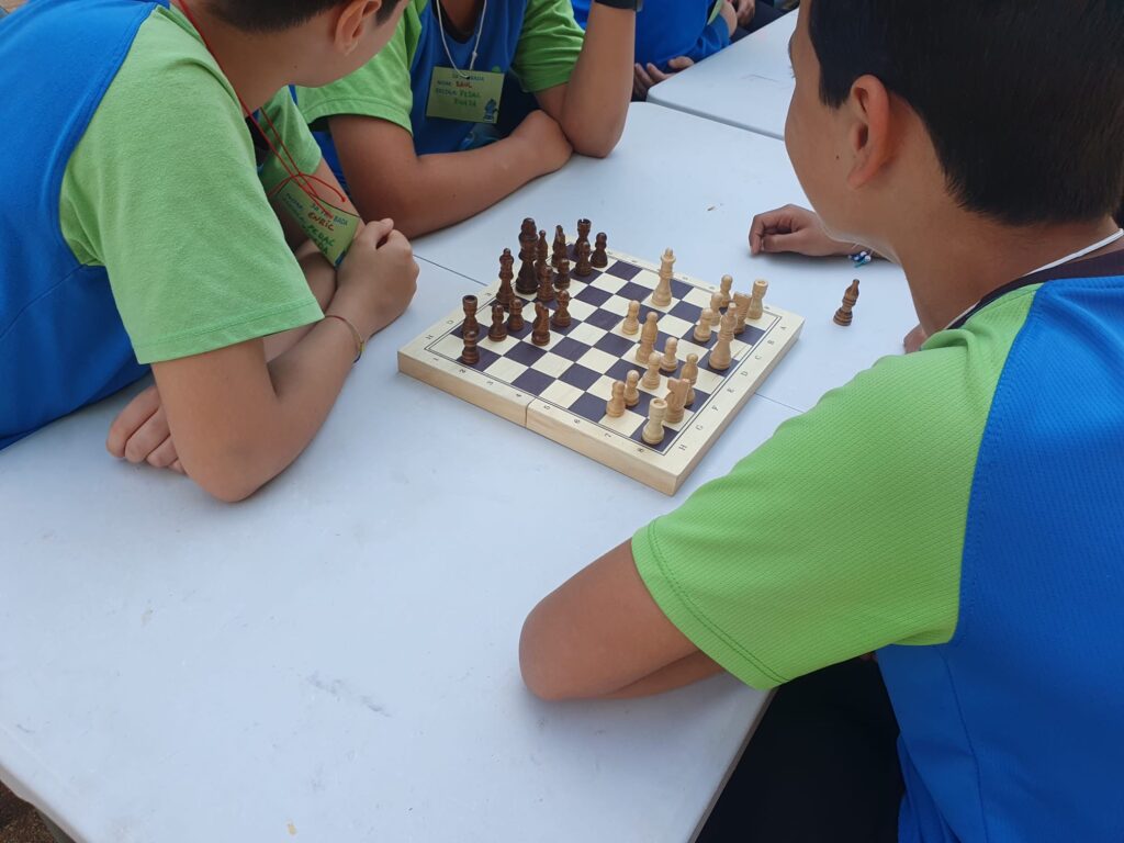 Alumnes de les escoles FEDAC en una trobada d'escacs educatius i socials.