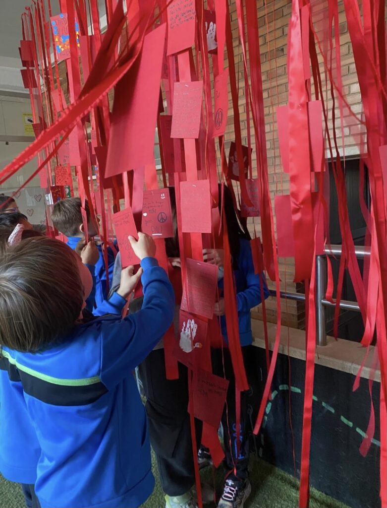 Instal·lació artística de l'escola FEDAC Súria inspirada en l'obra "I hope" de Chiharu Shiota, amb els desitjos de pau dels alumnes.