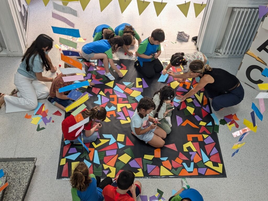 Alumnes de l'escola FEDAC Santa Coloma treballen les figures geomètriques a partir de l'obra calidoscòpica de l'artista turca Fahrelnissa Zeid.