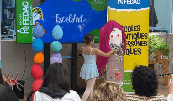 Actuació de dansa d'una alumna de l'escola FEDAC Santa Coloma a la jornada 