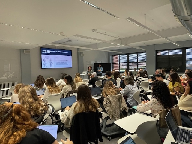 Sessió de mentoria a la Blanquerna-Universitat Ramon Llull, on també hi participen educadors de les escoles FEDAC.