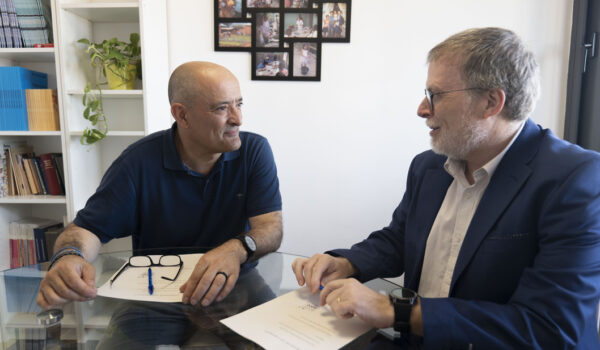 Modest Jou, director general de les escoles FEDAC, i Jordi Mora, president de l'Associació Catalana pel foment de l'Economia del Bé Comú, durant la signatura del conveni de col·laboració entre ambdues entitats per impulsar la Jornada Innovalors 2025.