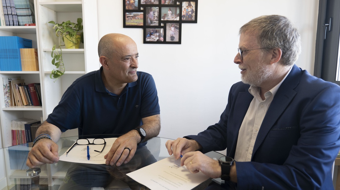 Modest Jou, director general de les escoles FEDAC, i Jordi Mora, president de l'Associació Catalana pel foment de l'Economia del Bé Comú, durant la signatura del conveni de col·laboració entre ambdues entitats per impulsar la Jornada Innovalors 2025.