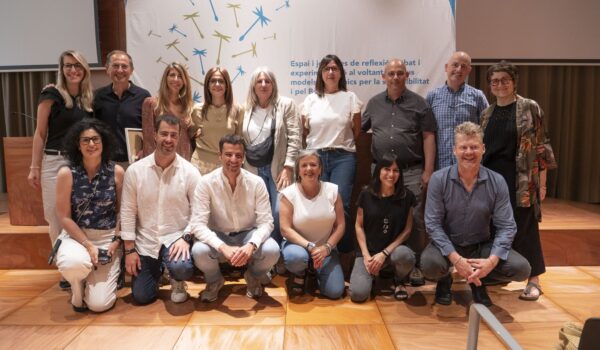 Representació d'educadors de les escoles FEDAC a les Jornades Innovalors 2025 amb Christian Felber.