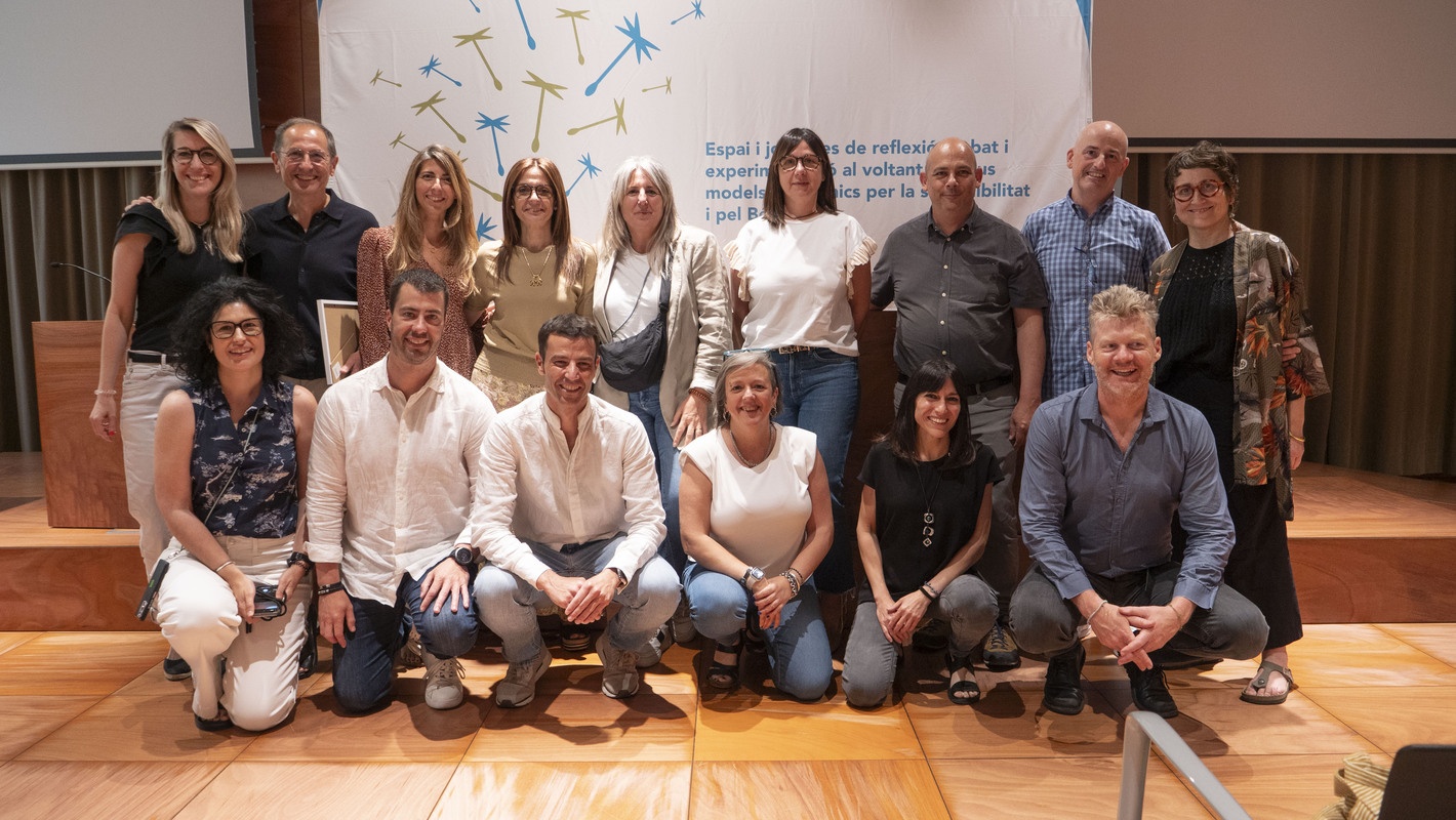 Representació d'educadors de les escoles FEDAC a les Jornades Innovalors 2025 amb Christian Felber.