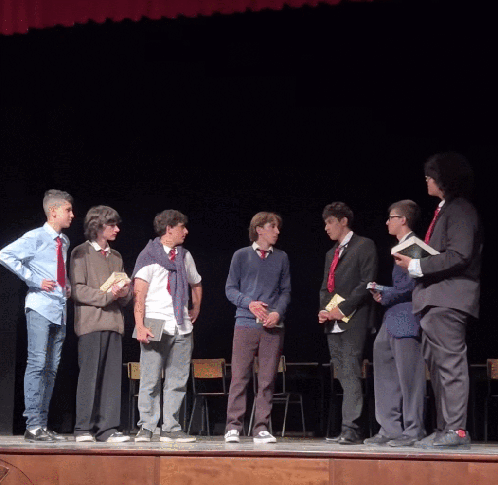 Moment de la representació d'"El club dels poetes morts" amb alumnes del grup de teatre Tinta d'Escena de l'escola FEDAC Vic.