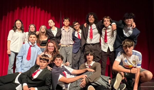 El grup de teatre Tinta d'Escena, format per alumnes de 4t d'ESO de l'escola FEDAC Vic en la representació d'
