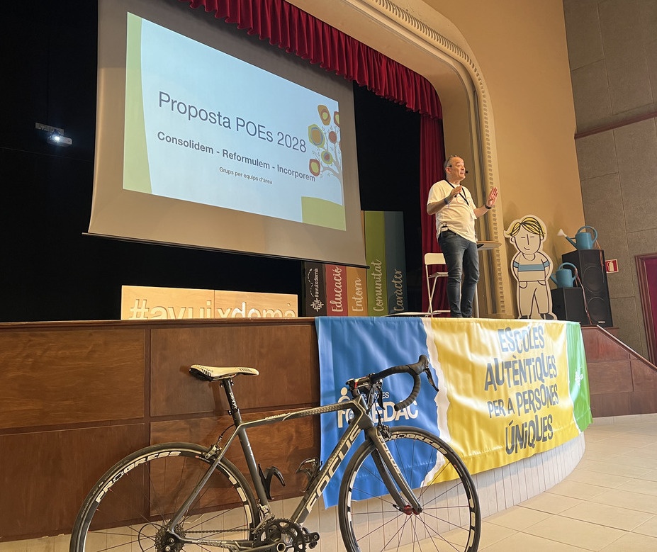 La bicicleta com a metàfora del projecte #avuixdemà de les escoles FEDAC a la trobada dels equips POESiA a Vic el juliol de 2025.