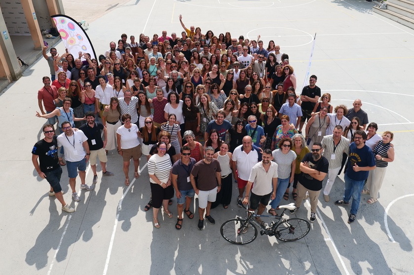 Foto de grup de la trobada dels equips POESiA (equips directius + administradors) de les 25 escoles FEDAC de Catalunya per avaluar l'impacte del projecte educatiu #avuixdemà.